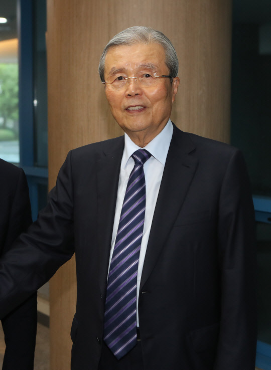 지난 6월3일 오후 대구 북구 경북대학교에서 김종인 국민의힘 전 비대위원장이 공공기관 직원을 대상으로 한 특강을 끝내고 나오고 있다.연합뉴스